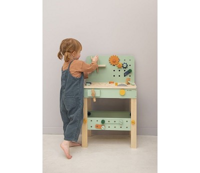 Wooden work bench