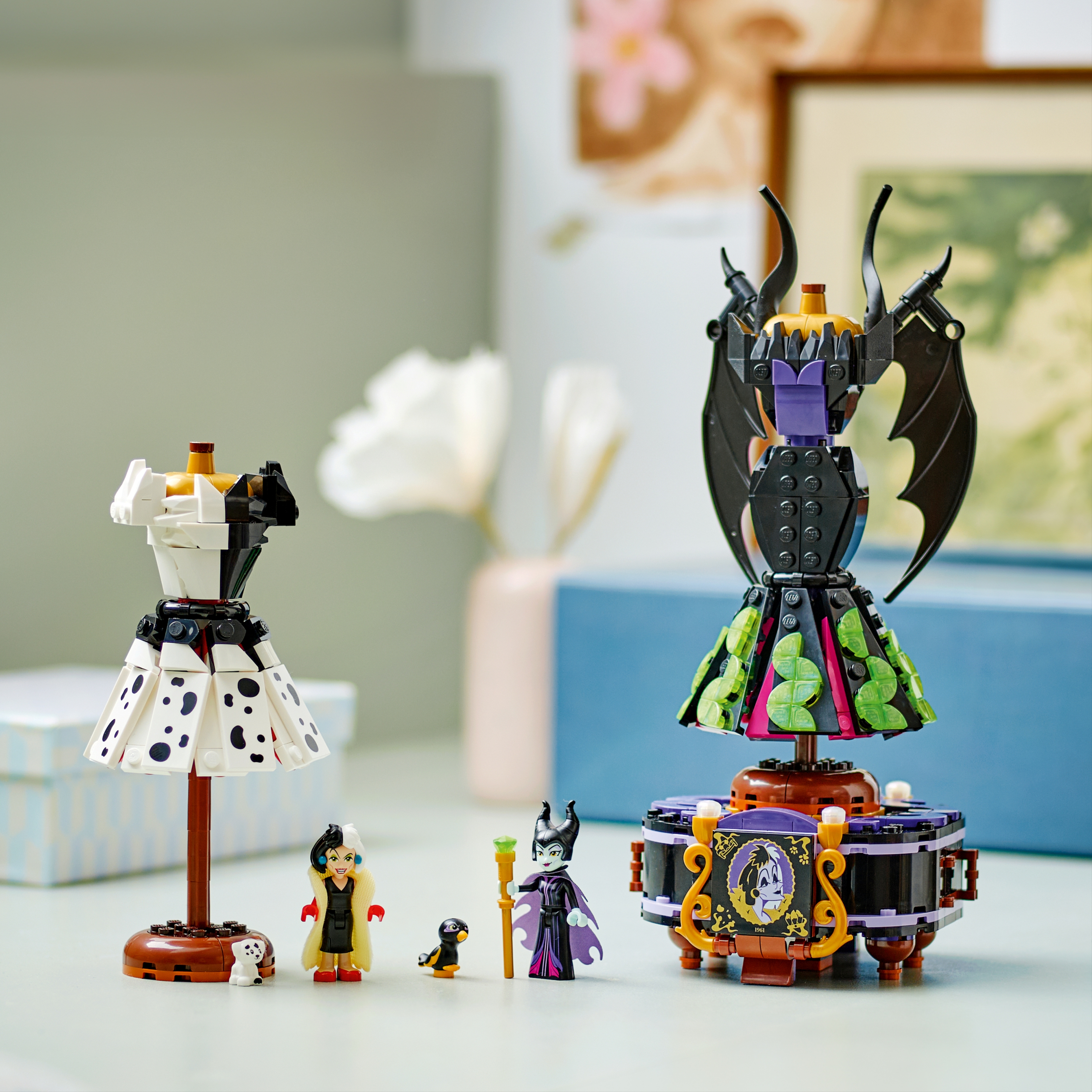 6526240 - Maleficents og Cruella De Vils kjoler