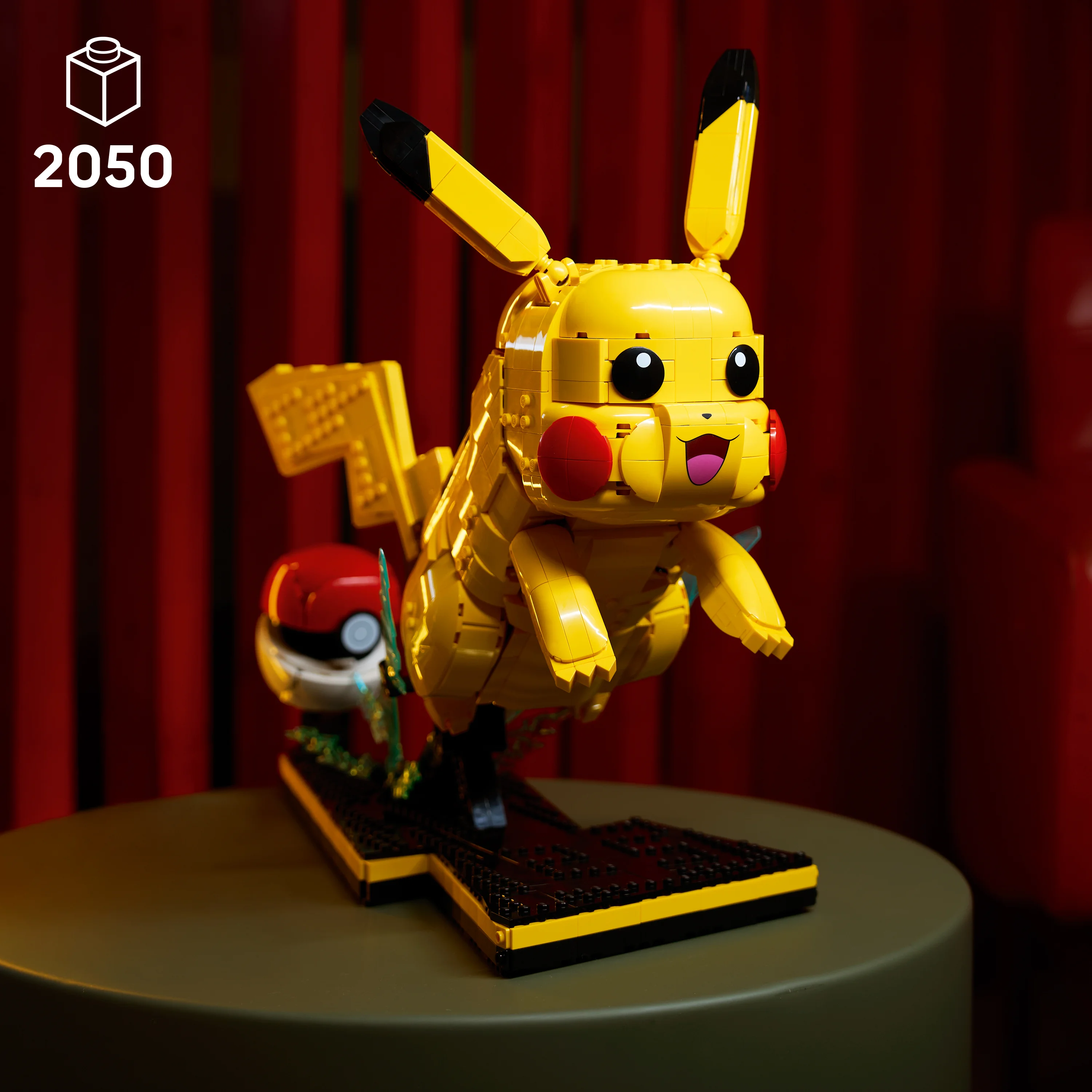 6590470 - Pikachu og Pokéball