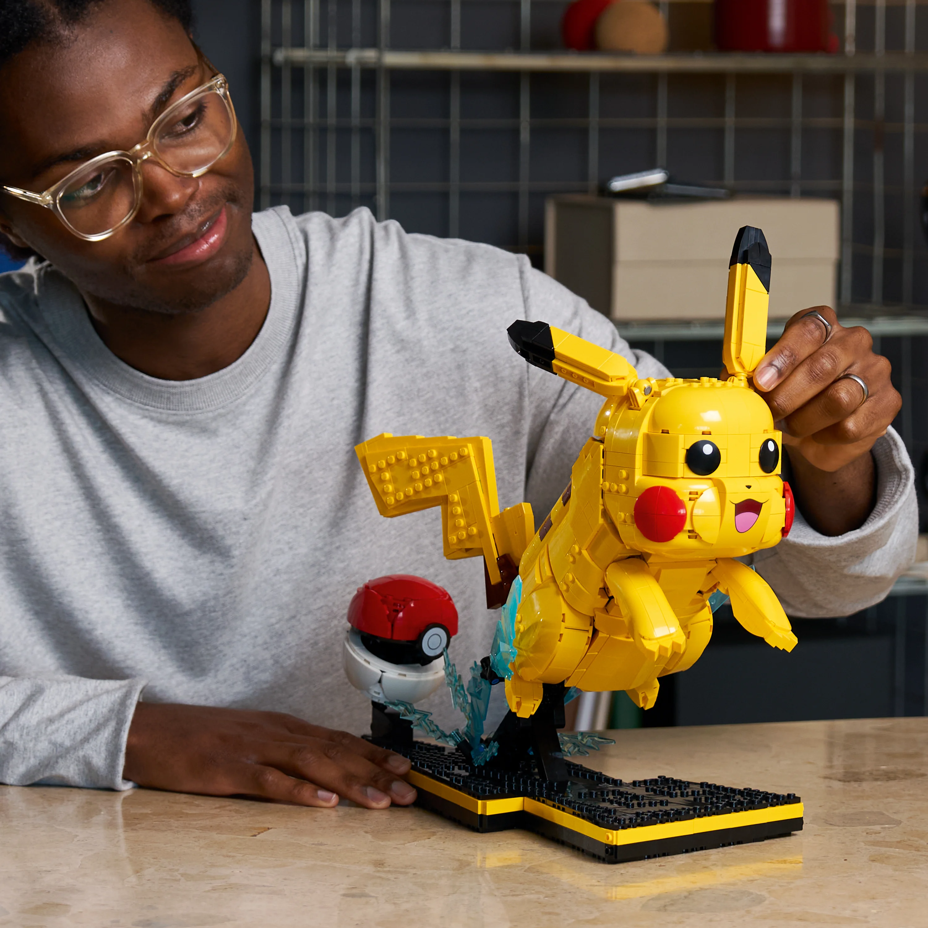 6590470 - Pikachu og Pokéball