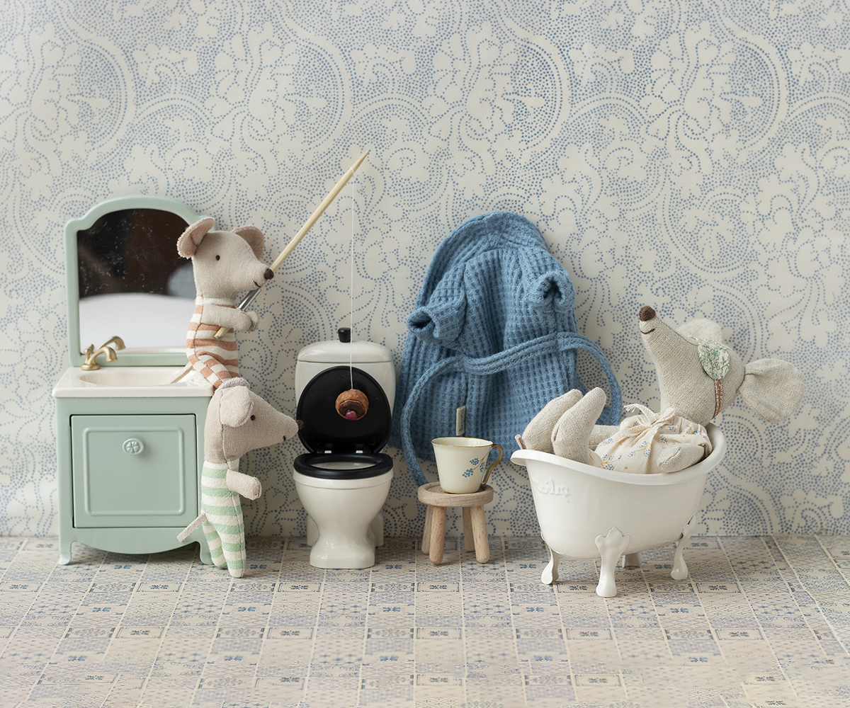 Bathtub. Mouse