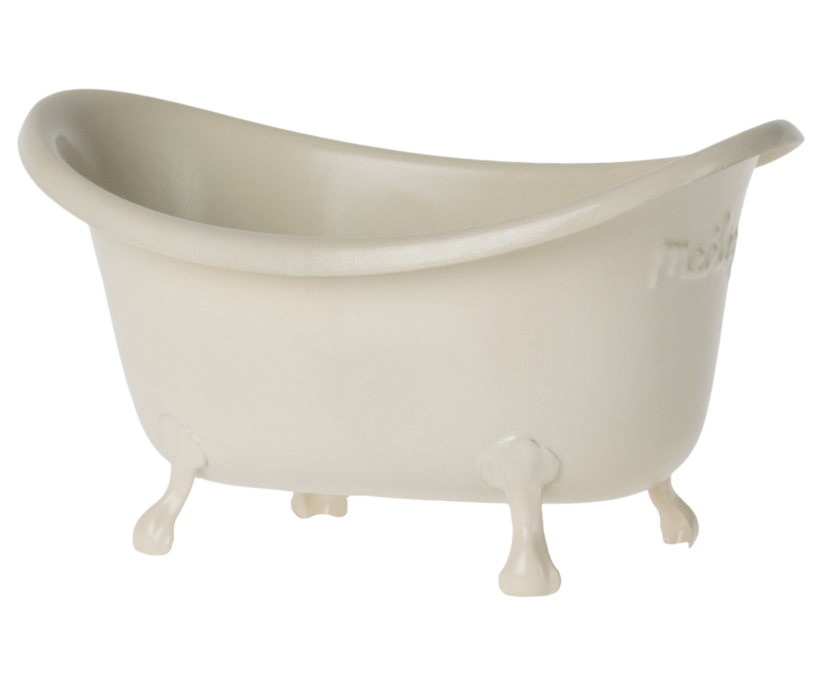 Bathtub. Mouse