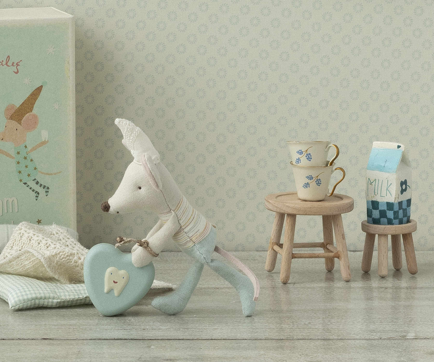 Table and stool set. Mouse