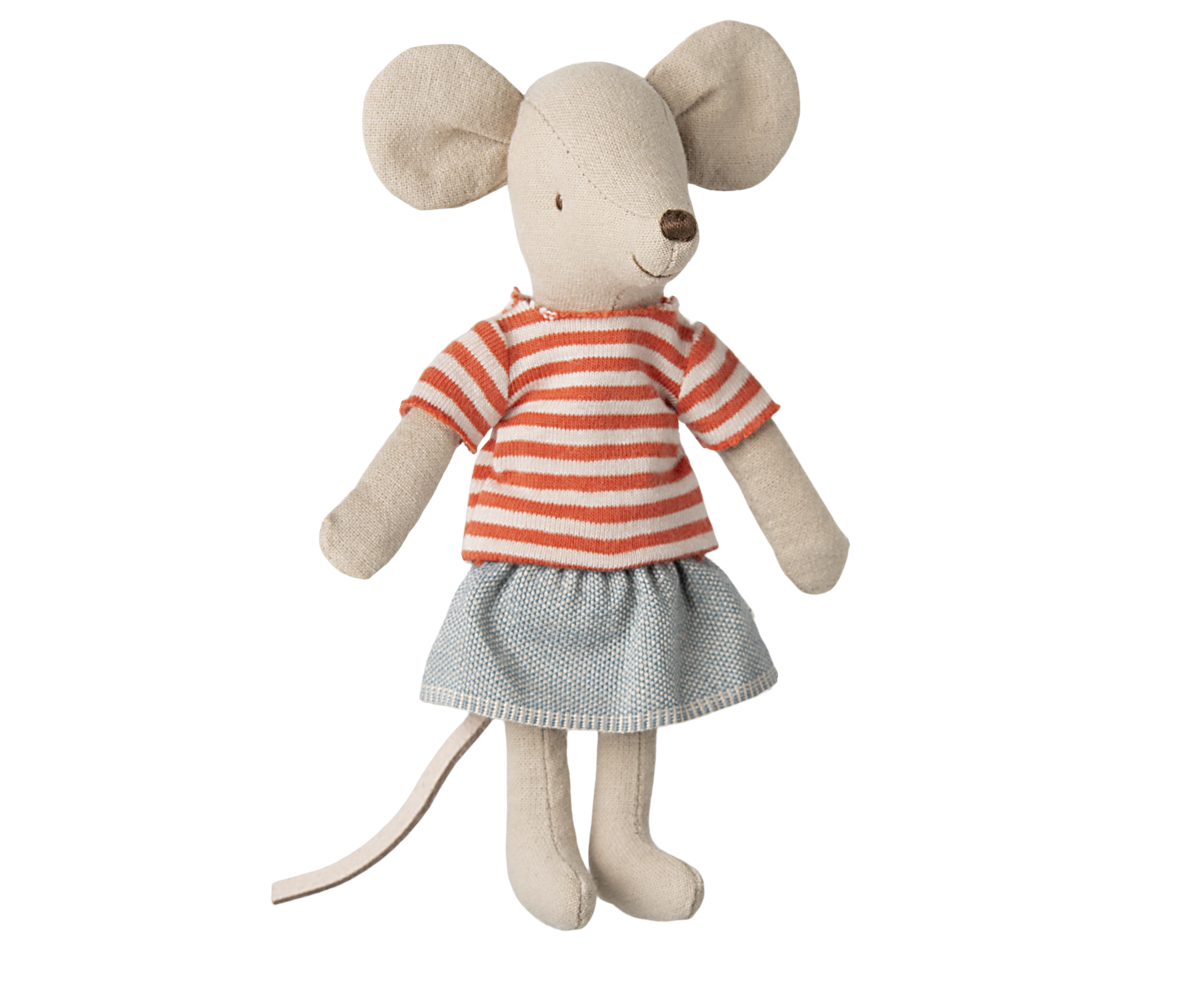 Sister mouse, big sister