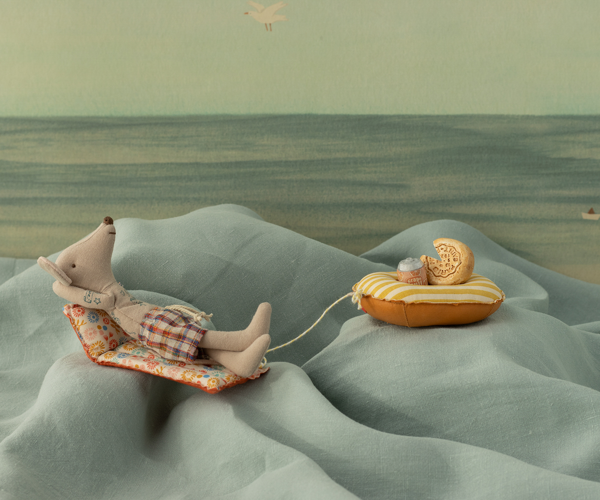 Beach mouse with air mattress, dad - flower