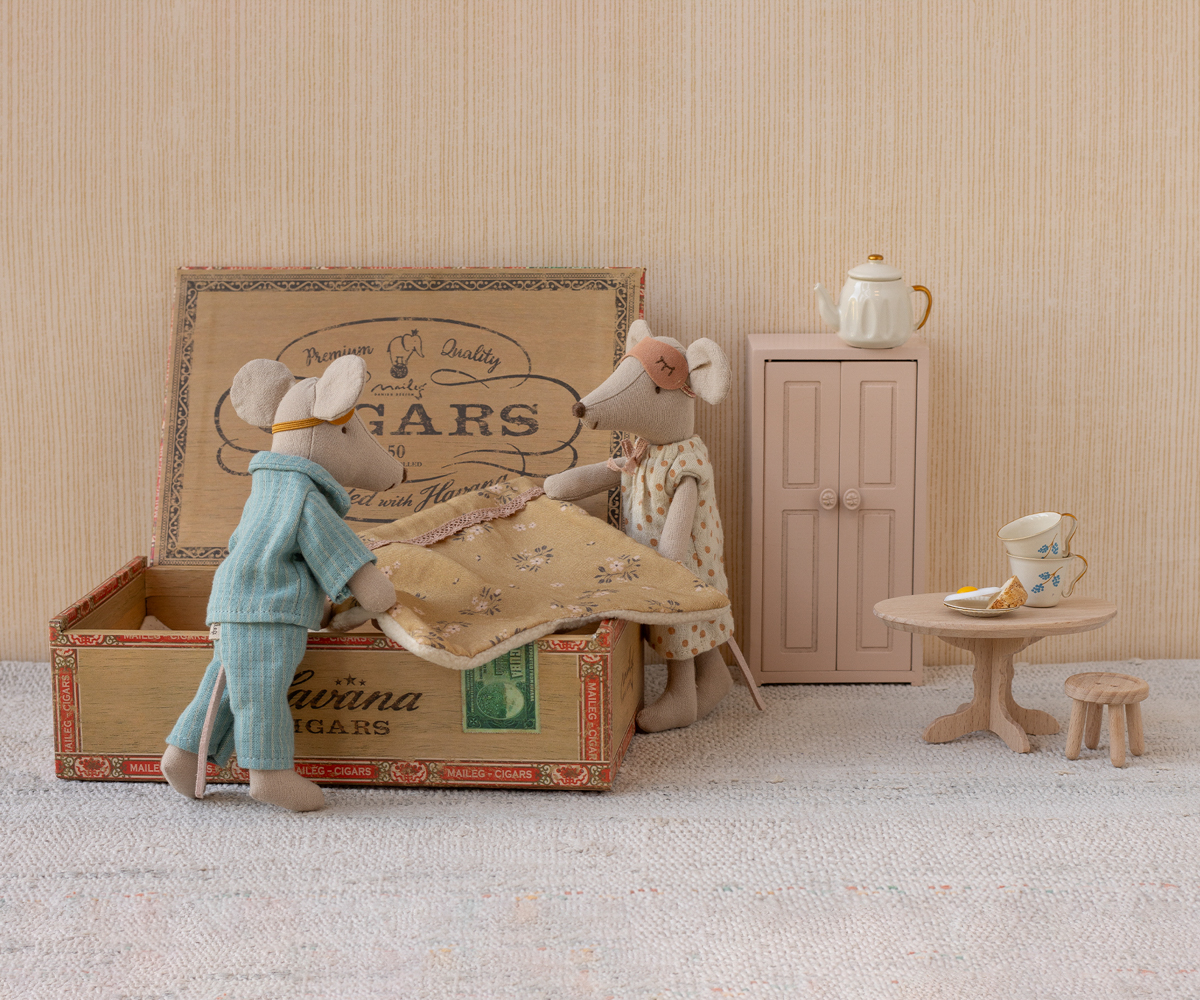 Mum & Dad mice in cigarbox