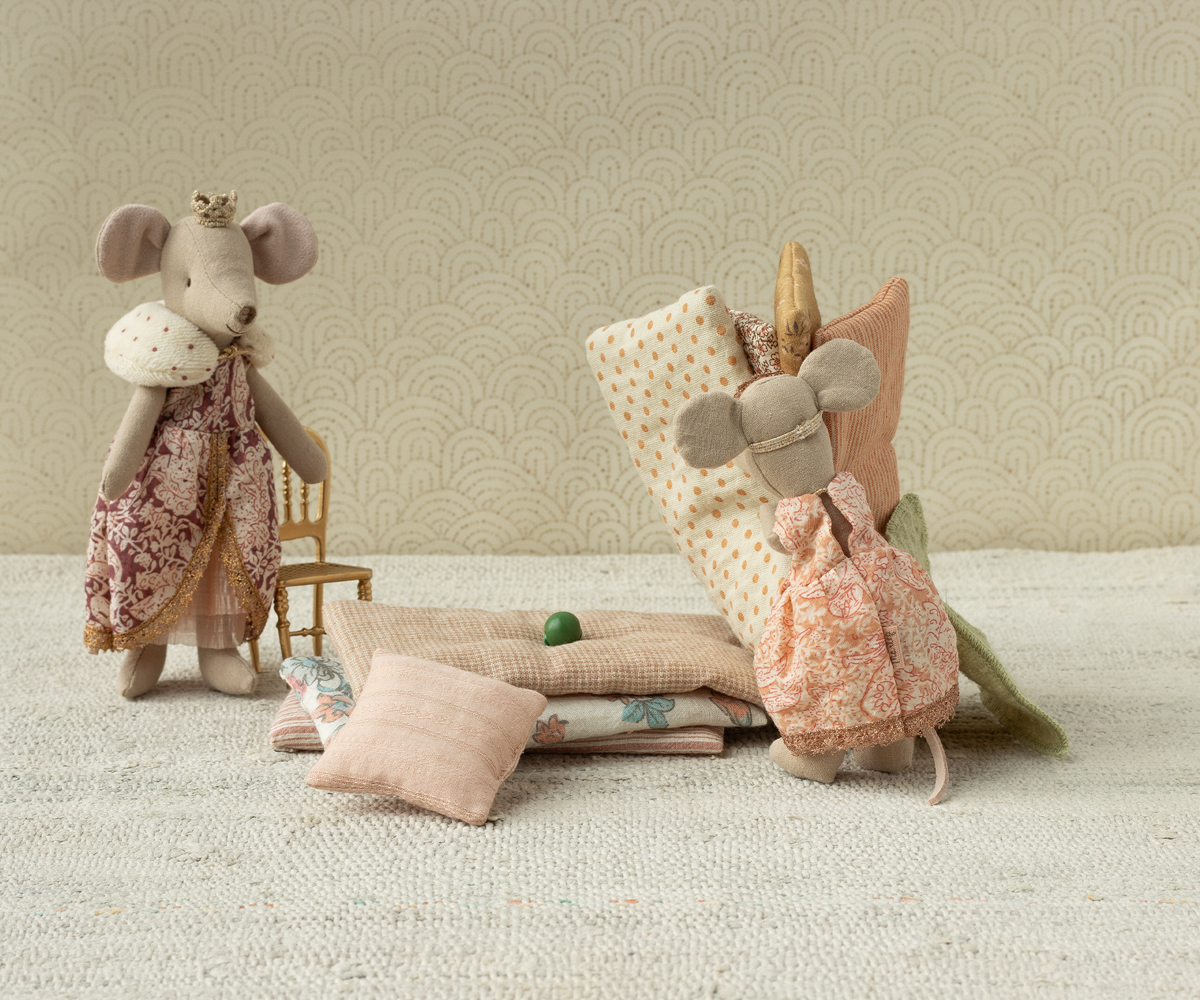 Princess and the pea, Big sister mouse