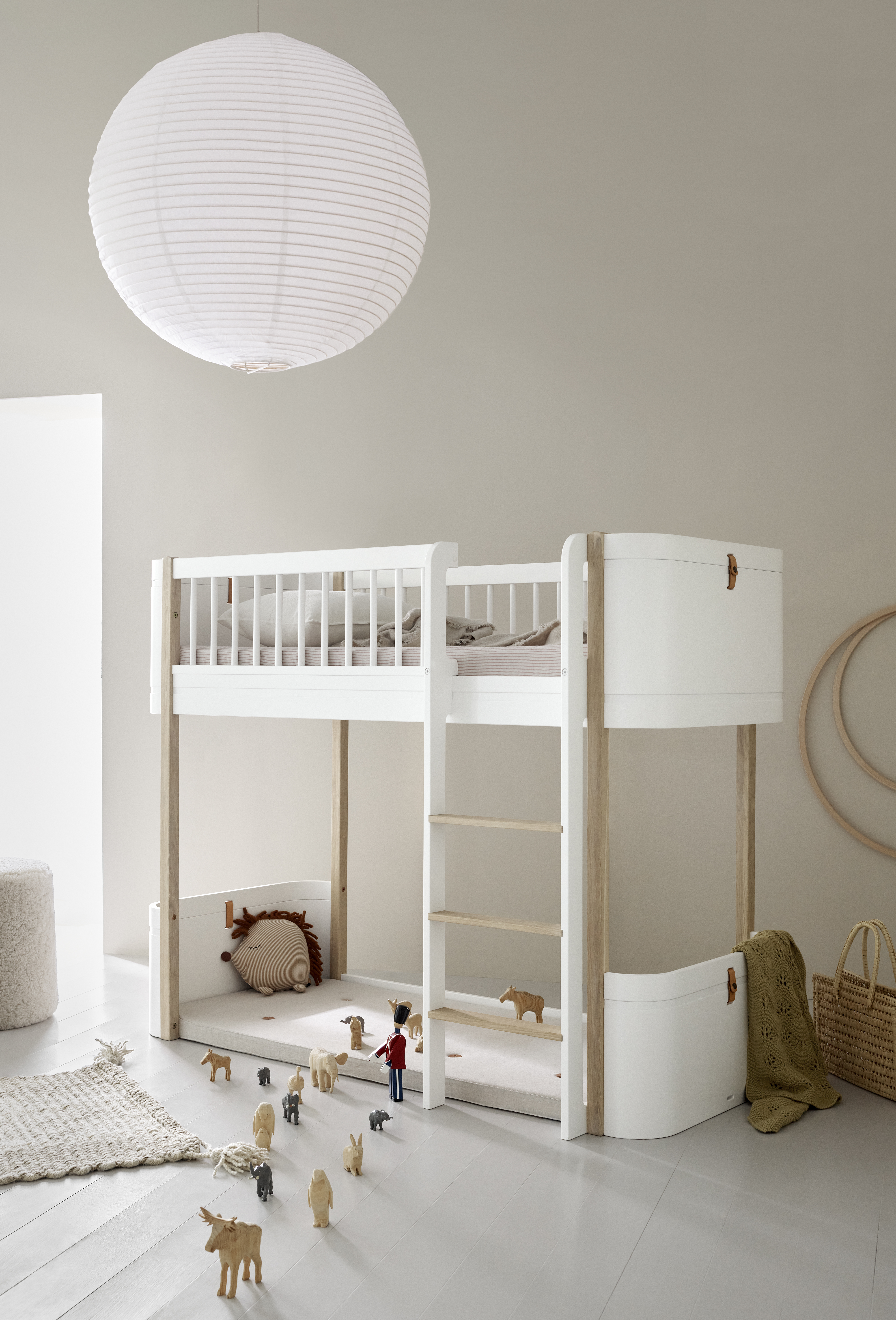Mini+ cot bed incl. junior kit to low loft bed. white/oak