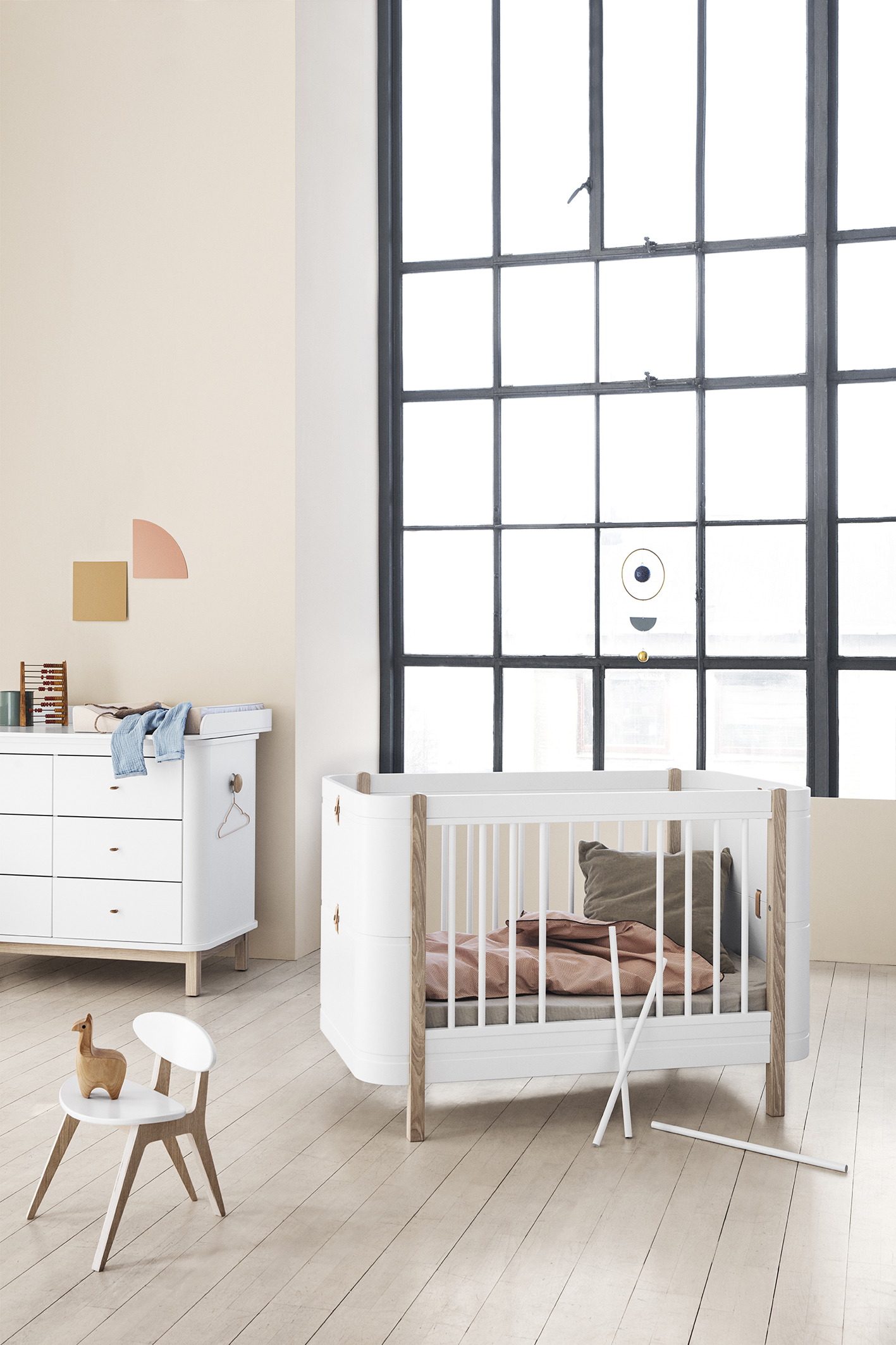 Mini+ cot bed excl. junior kit. 68x122 cm. white/oak