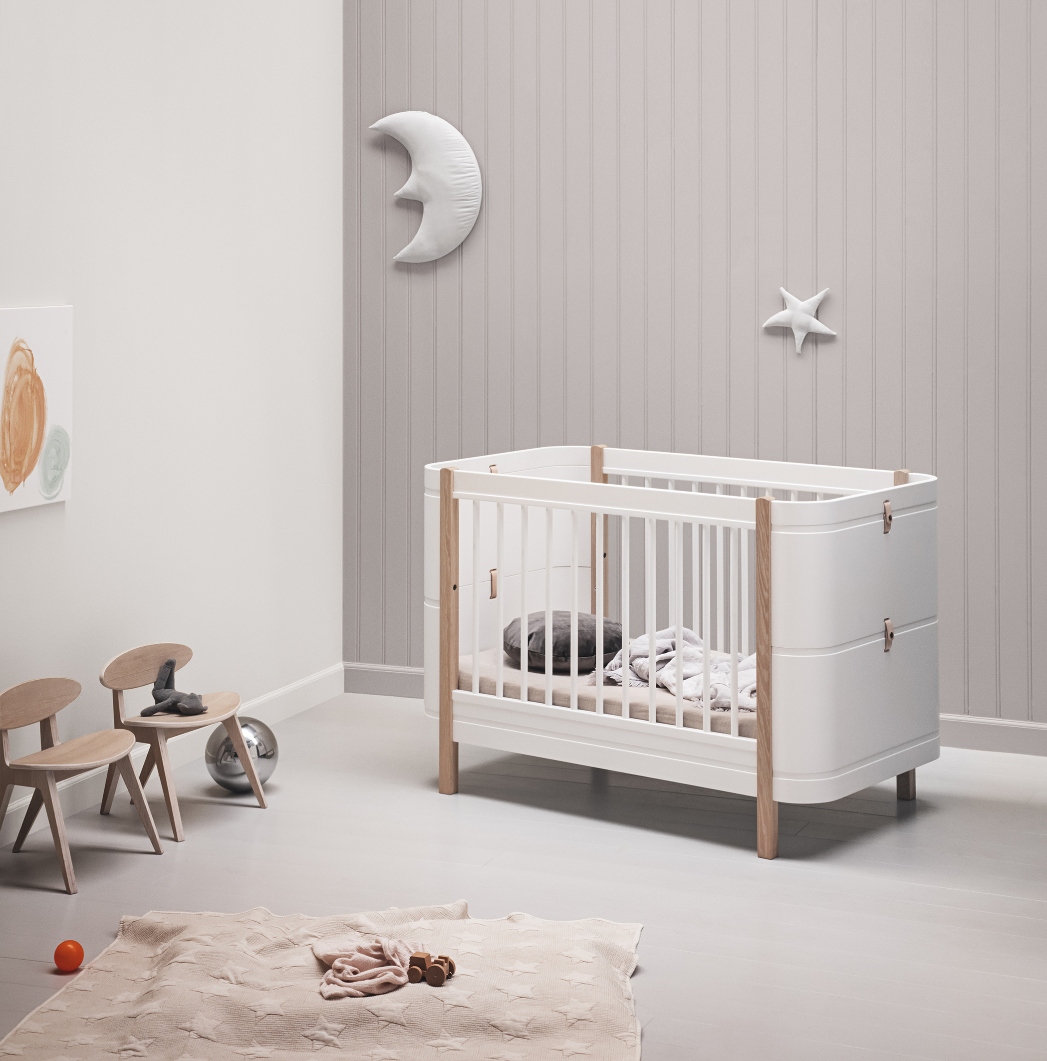 Mini+ cot bed excl. junior kit. 68x122 cm. white/oak