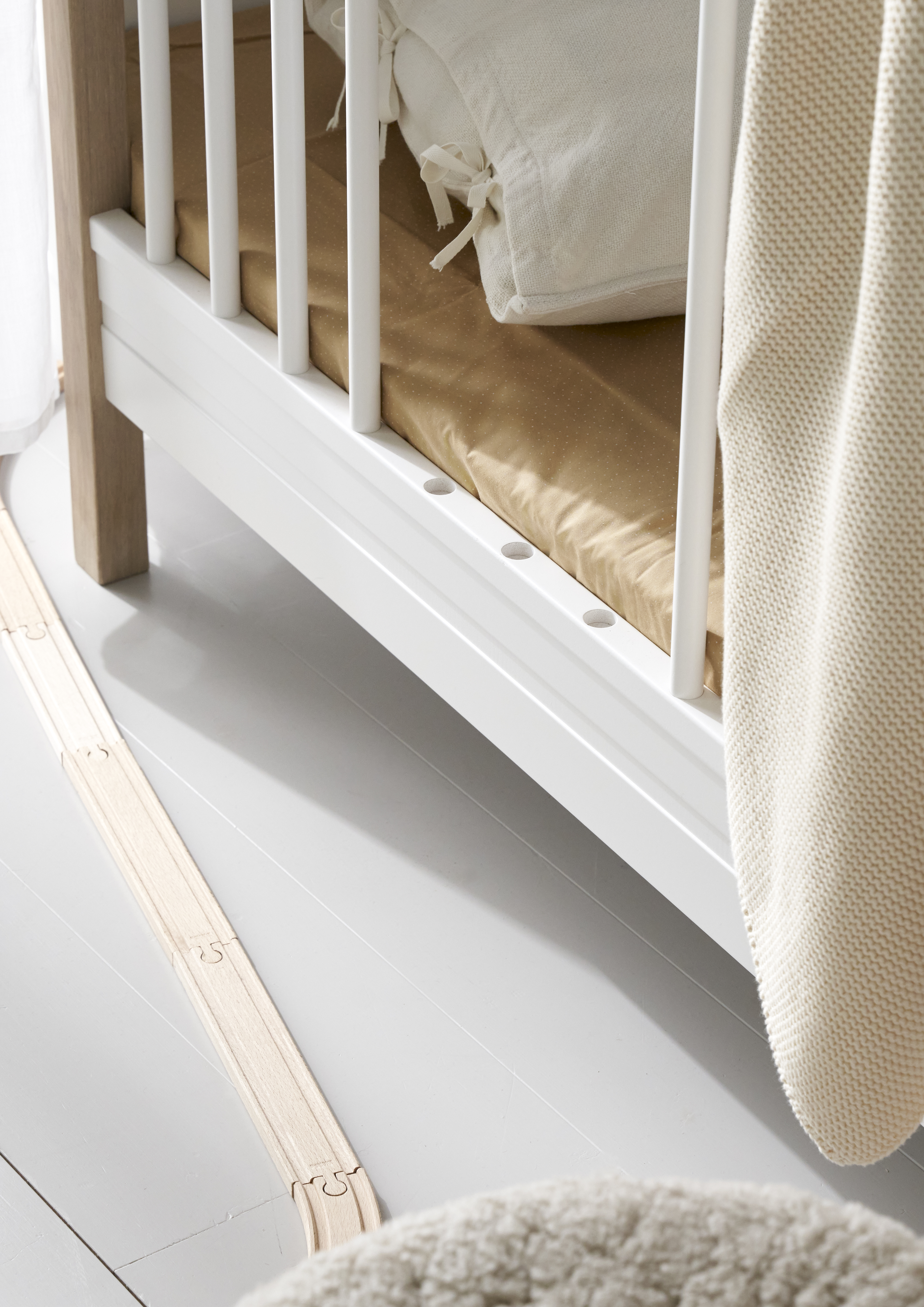 Mini+ cot bed excl. junior kit. 68x122 cm. white/oak