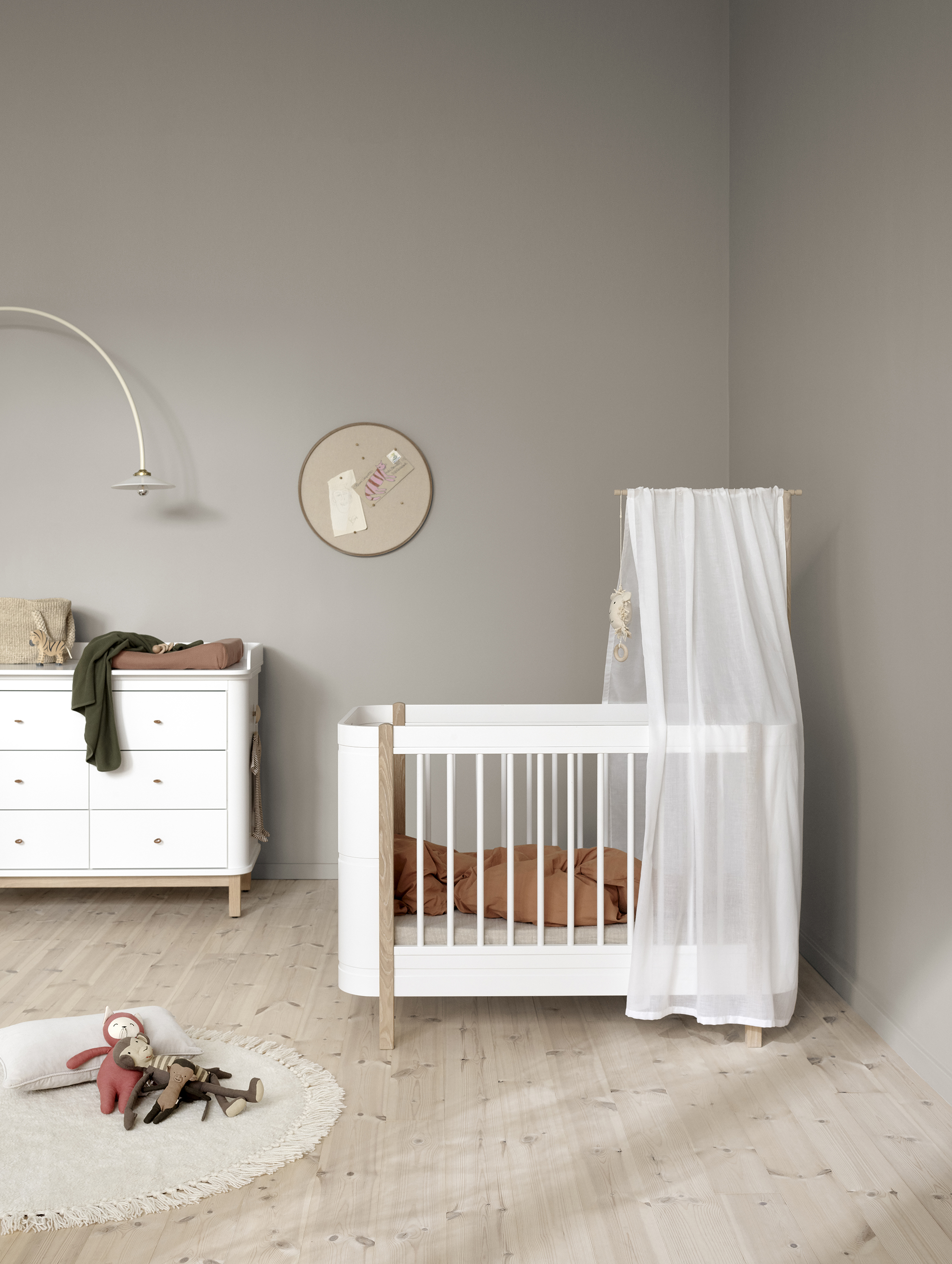 Mini+ cot bed excl. junior kit. 68x122 cm. white/oak