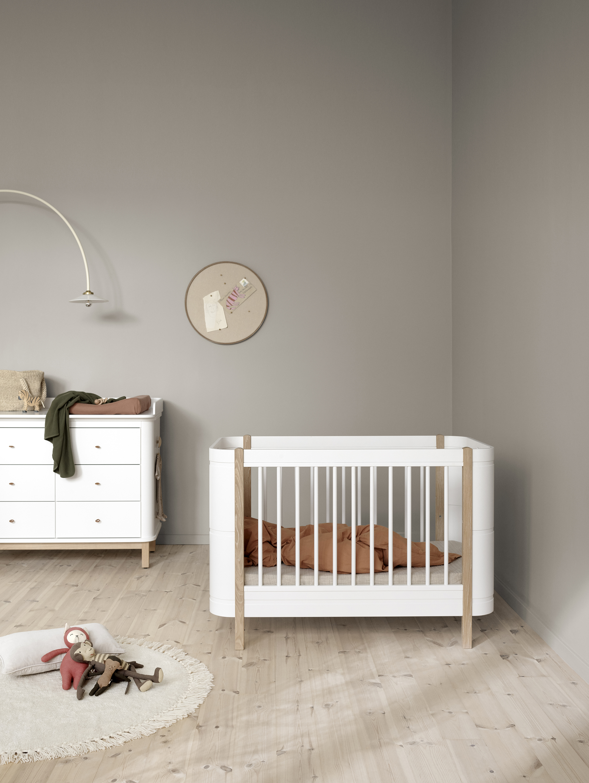 Mini+ cot bed excl. junior kit. 68x122 cm. white/oak