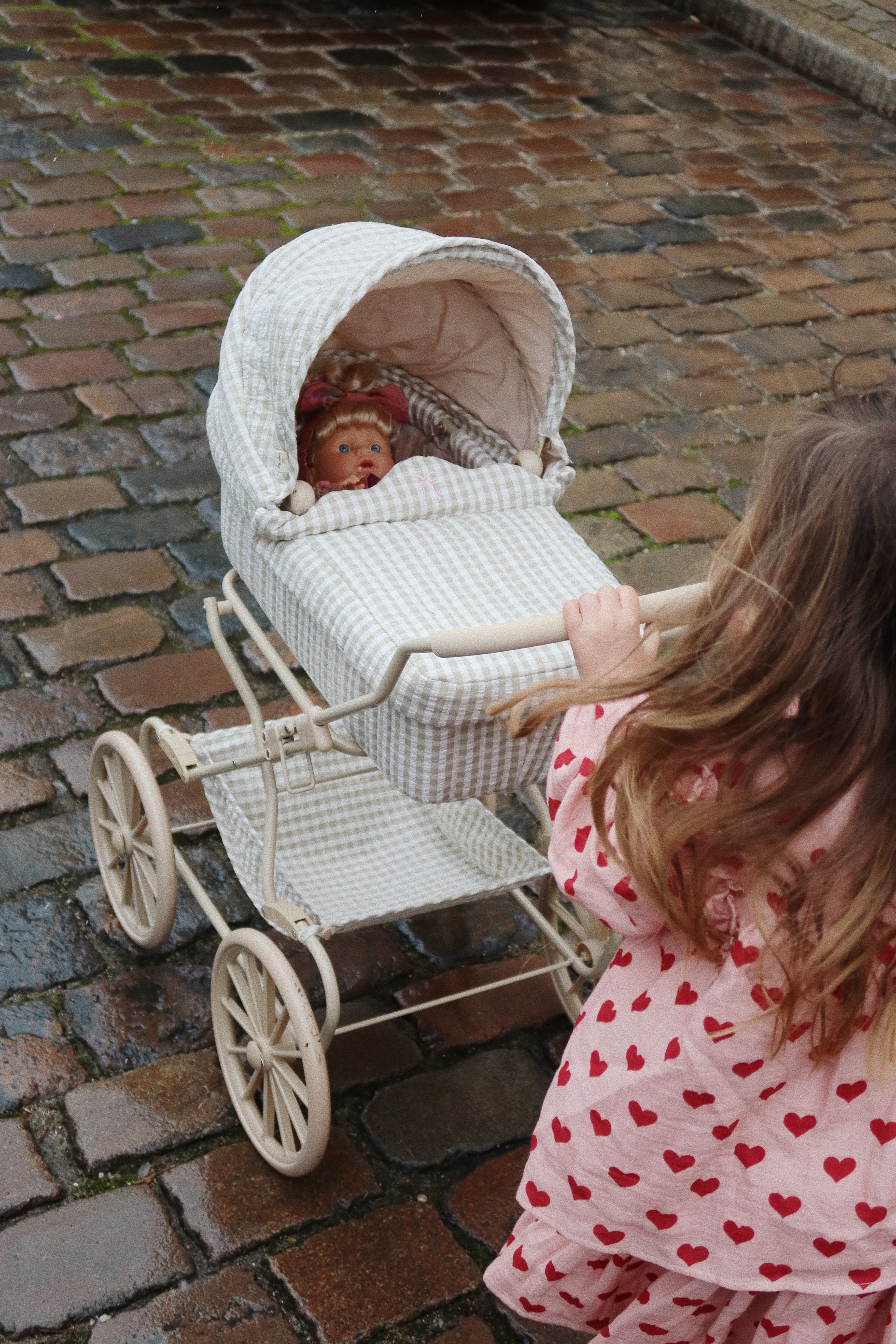 DOLL PRAM TEA CHECKAW24