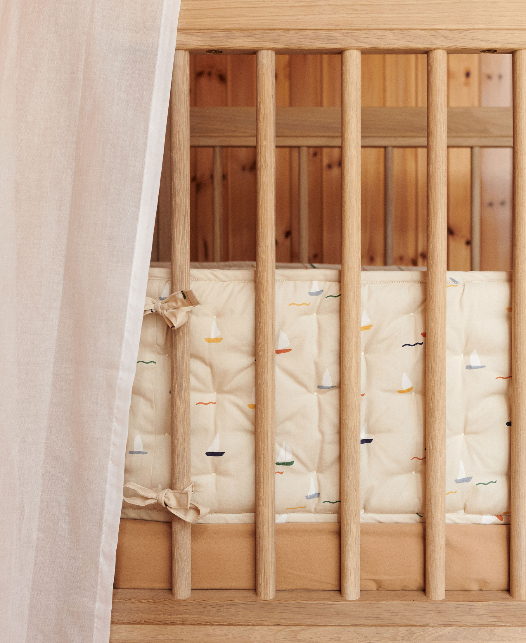 Dear April Nori Cot Bumper 190x26 cm, Quilted & Padded Pond Boats