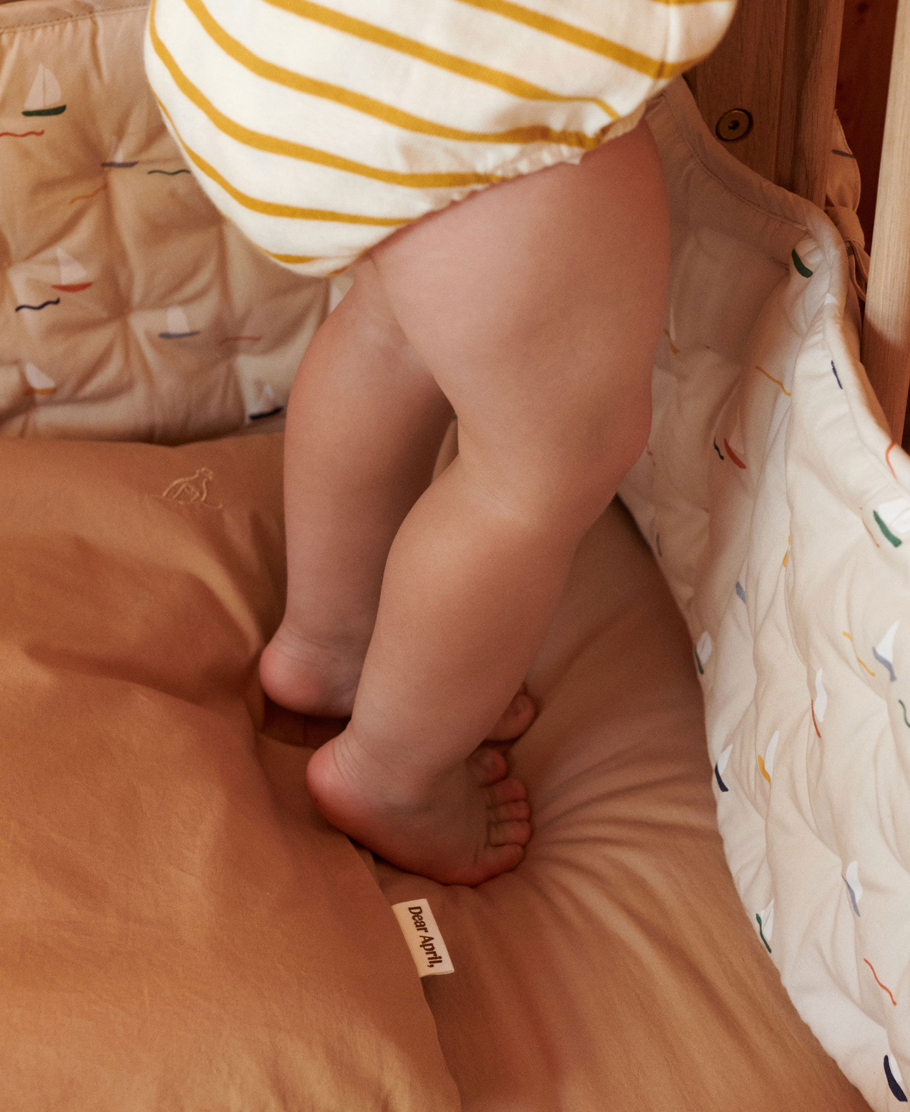 Dear April Nori Cot Bumper 190x26 cm, Quilted & Padded Pond Boats