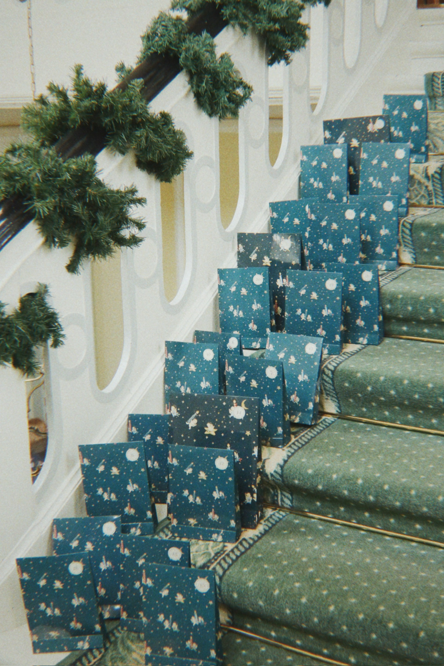 CHRISTMAS CALENDAR WITH 24 GIFTS BLUE - AW25