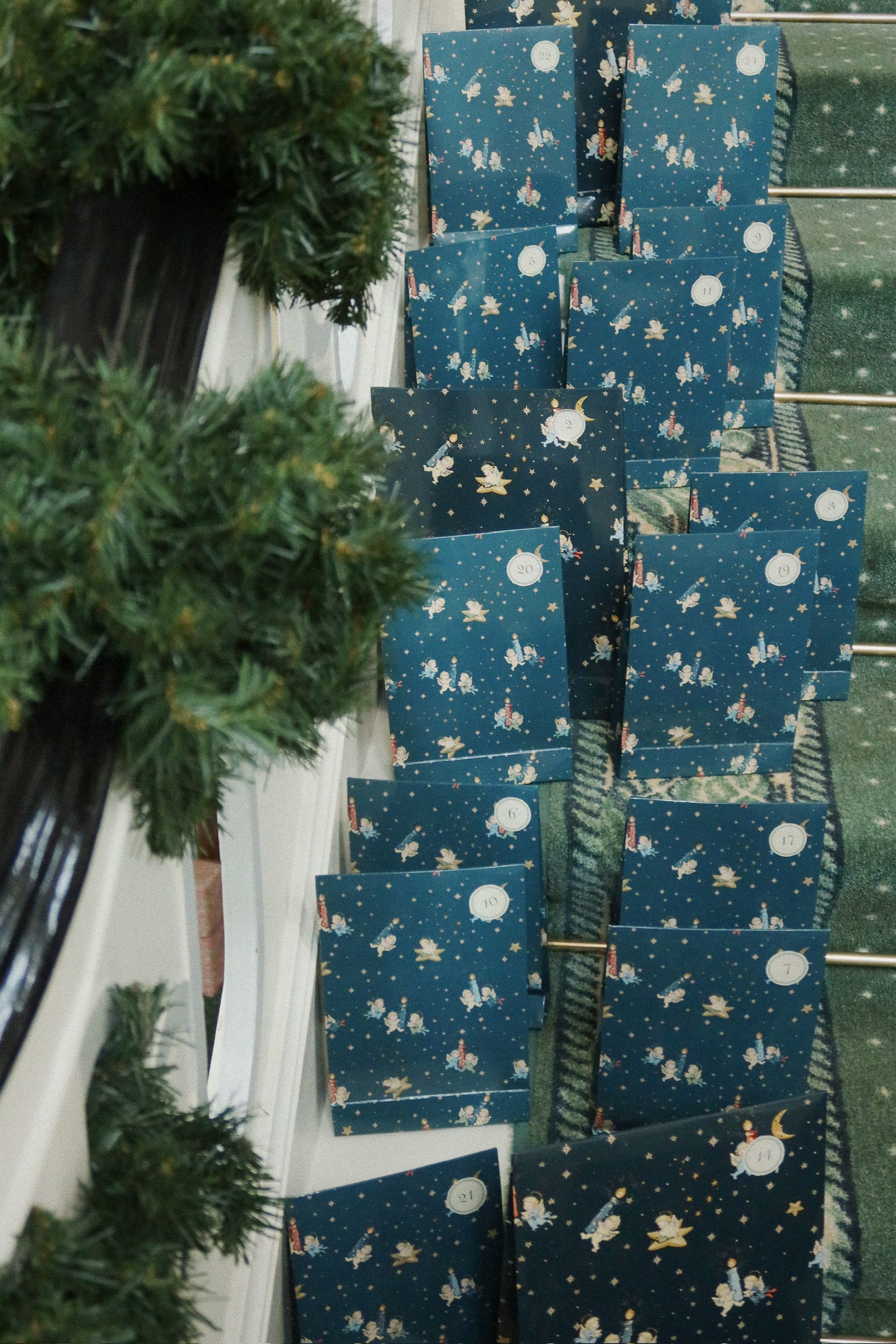 CHRISTMAS CALENDAR WITH 24 GIFTS BLUE - AW25