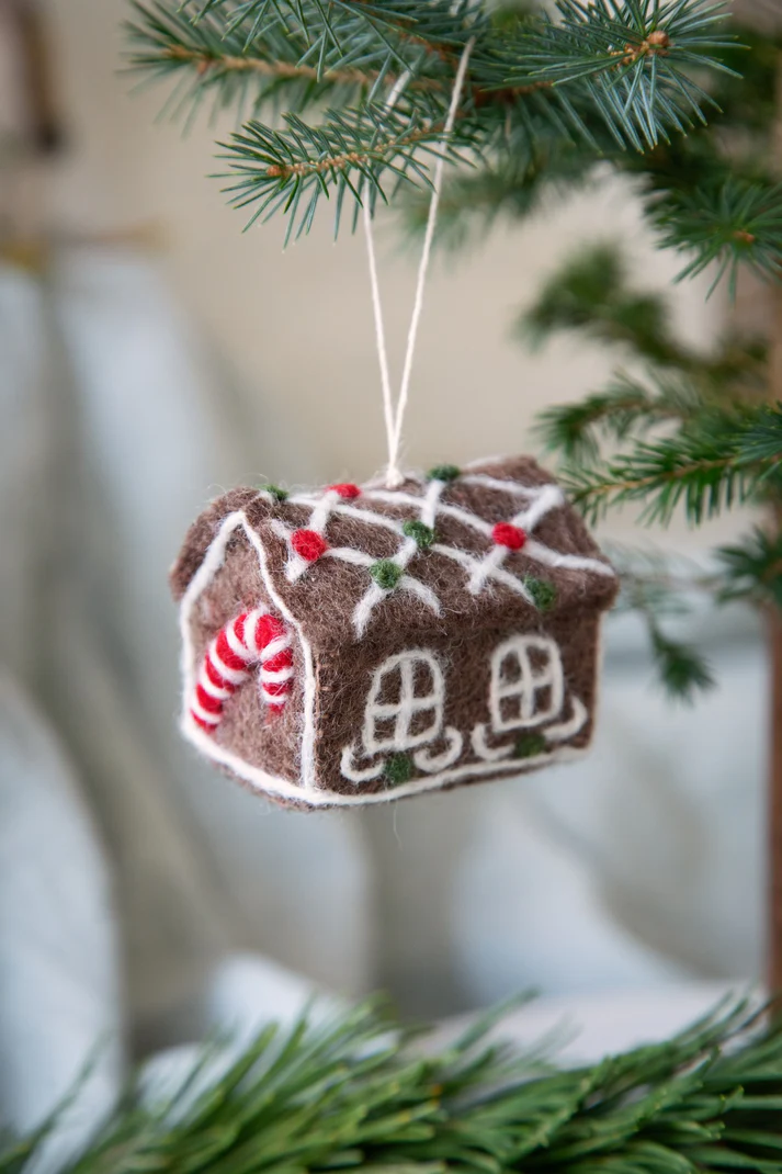 Big Ginger Bread House w/ Candy Cane - AW25