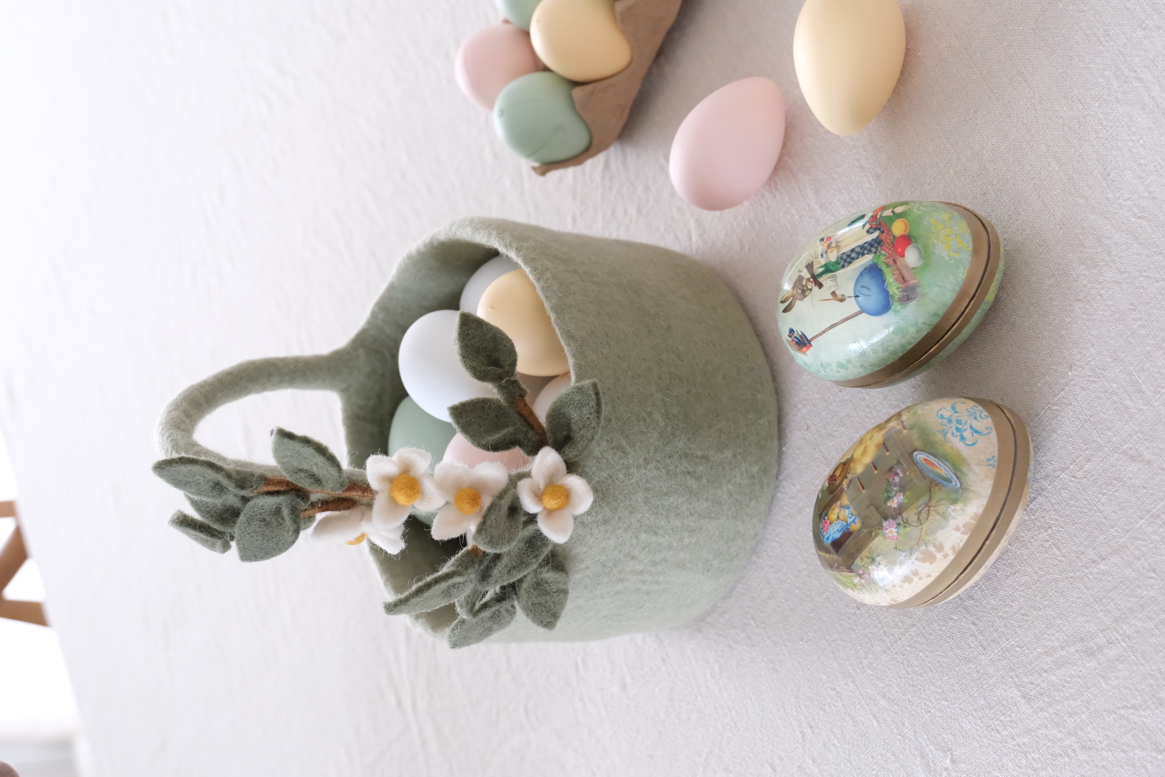 Basket w/Flower Garland - P25