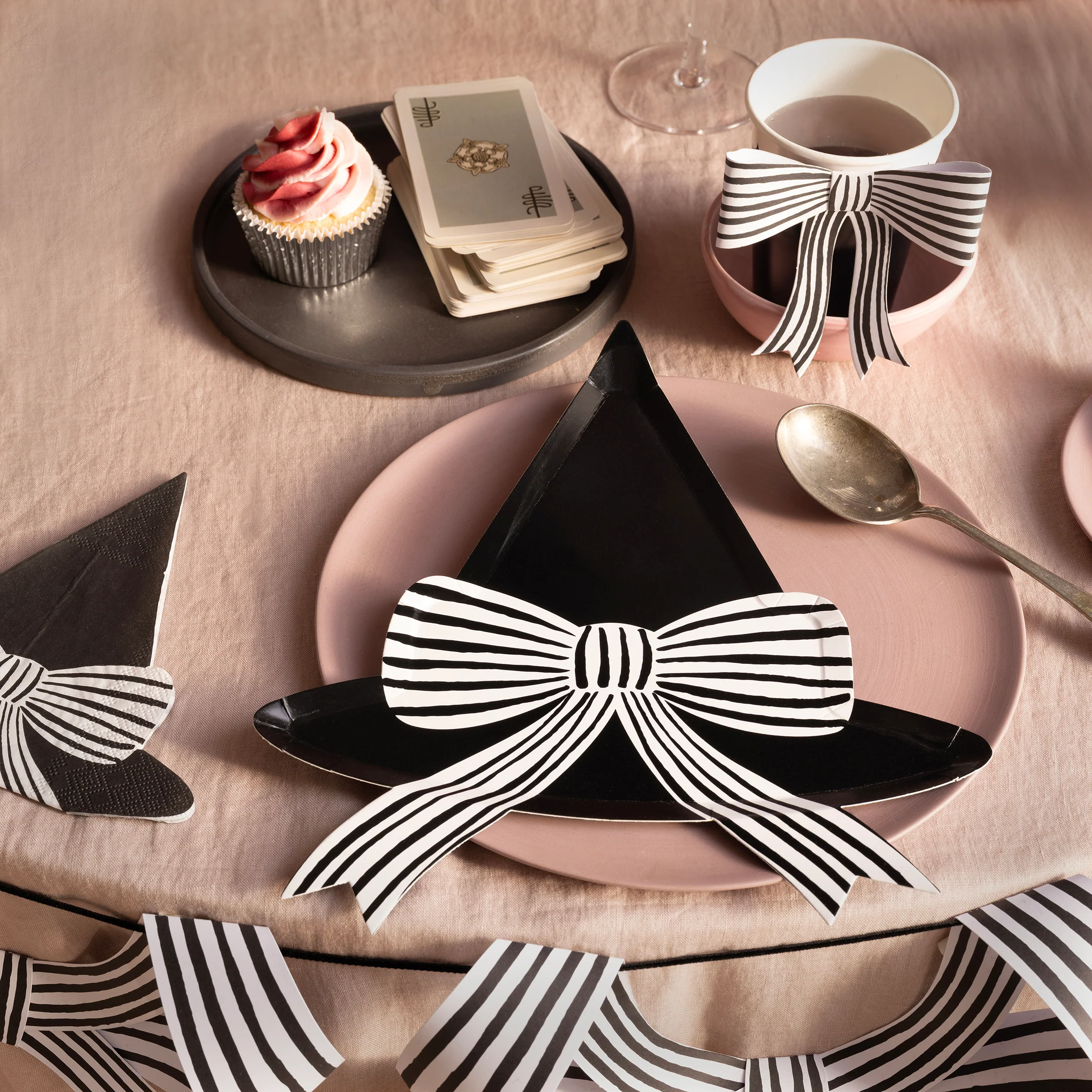 Witch Hat Plates (x 8) AW26