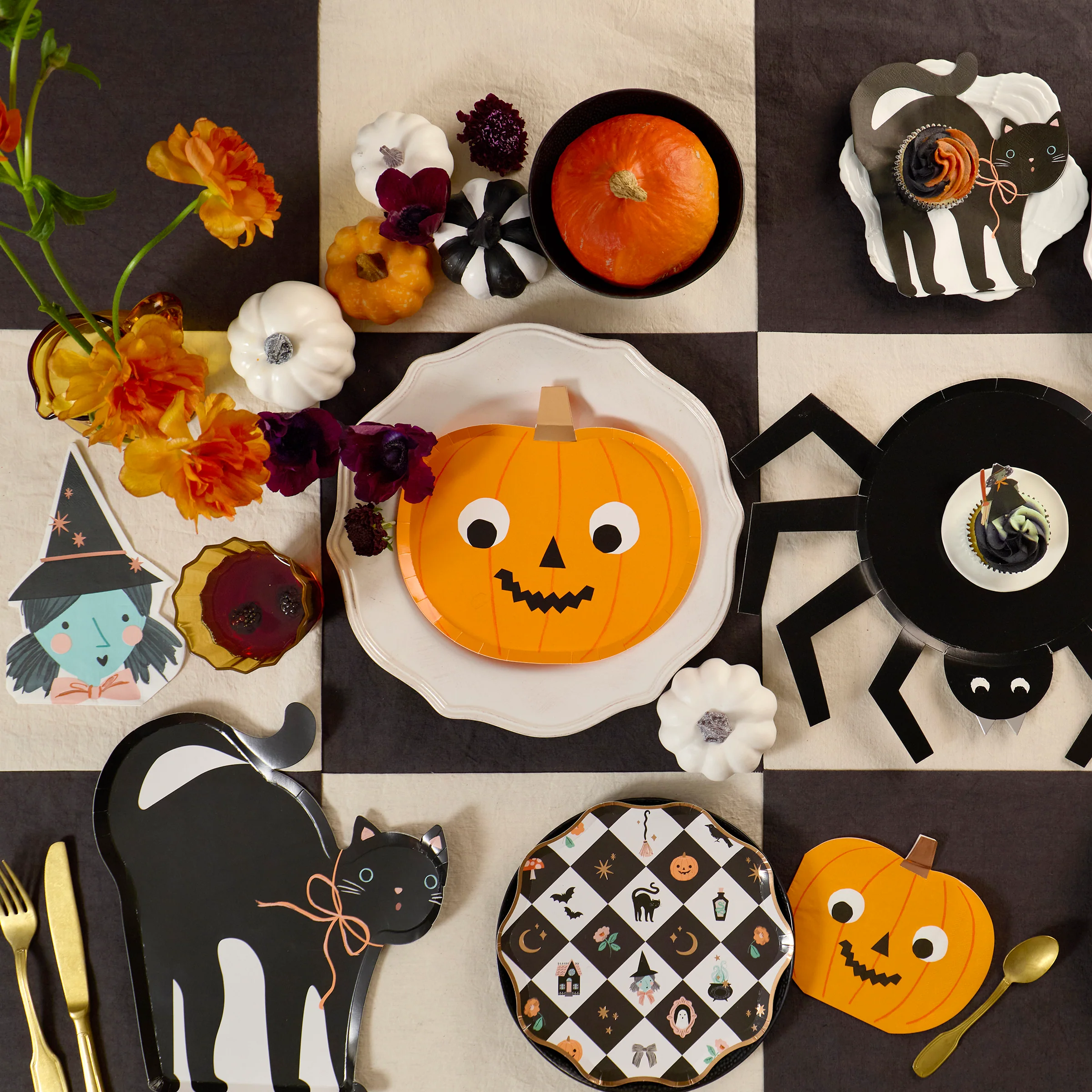 Halloween Cat Shaped Plates (x 8) AW26